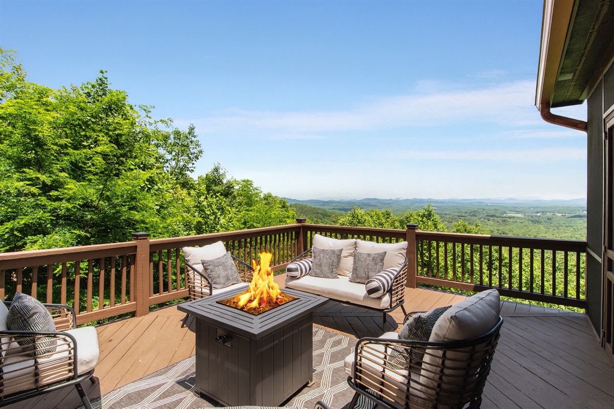 Step onto the deck and into a world of views for days. Where every turn the view is a breath of fresh air.
