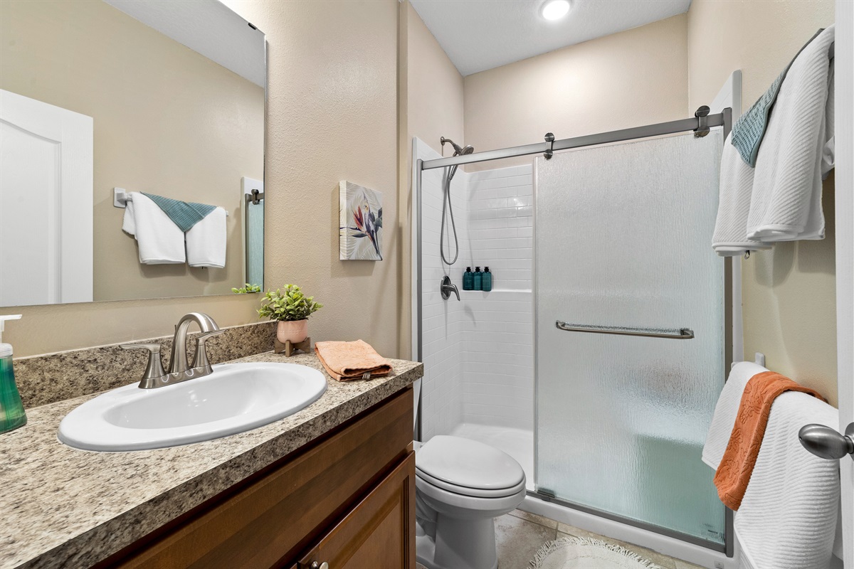 Full bathroom near Queen bedroom