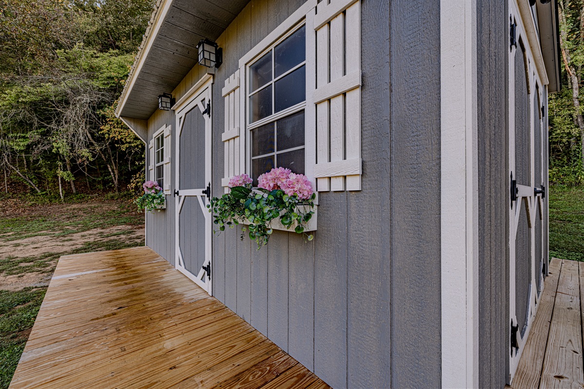 Glamping means no compromise on facilities. We’ve ensured your experience includes the luxury of a real bathroom.