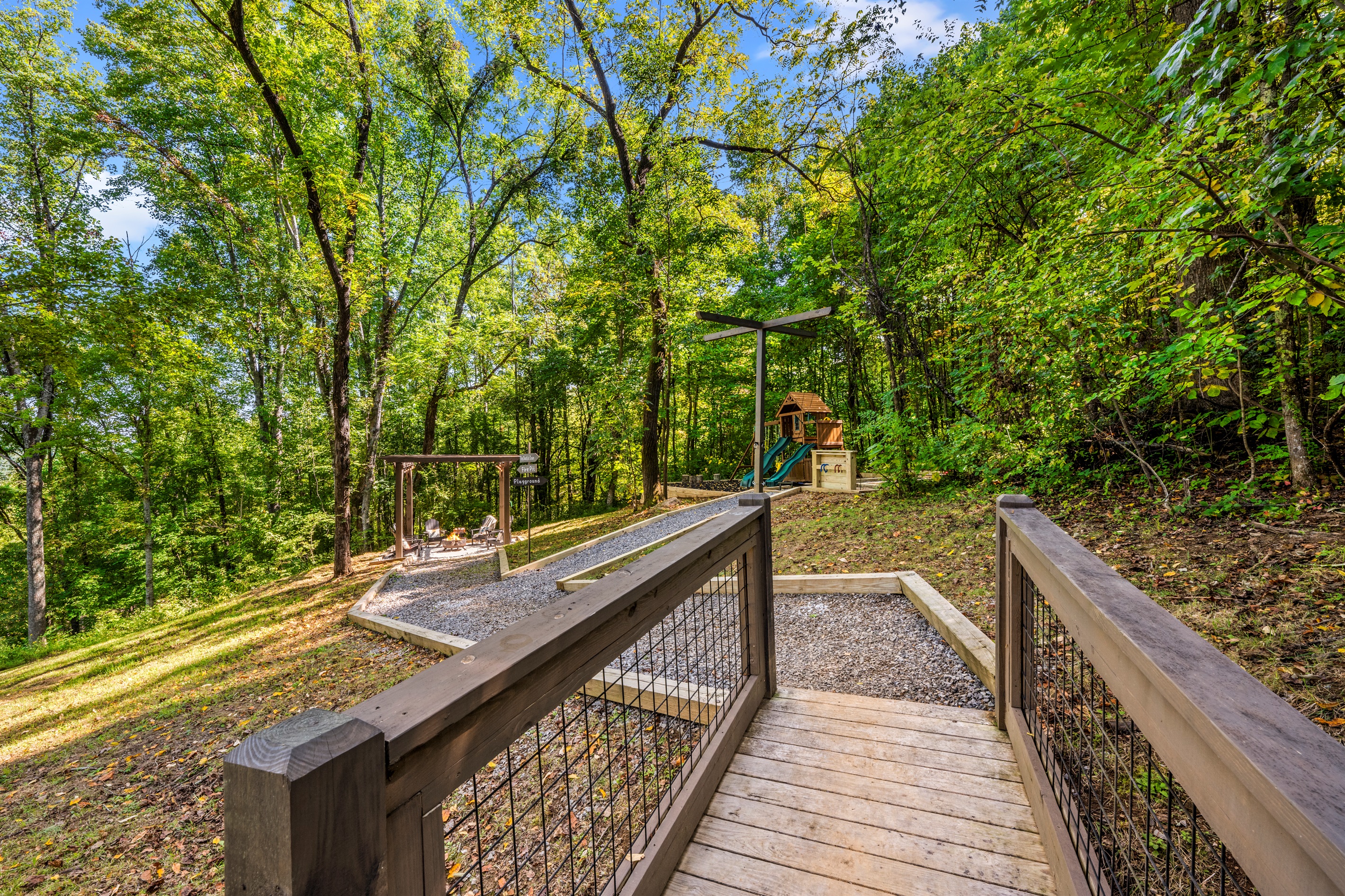 👣 Just steps away: s’mores, slides, and serenity. Follow the trail and let the good times begin.