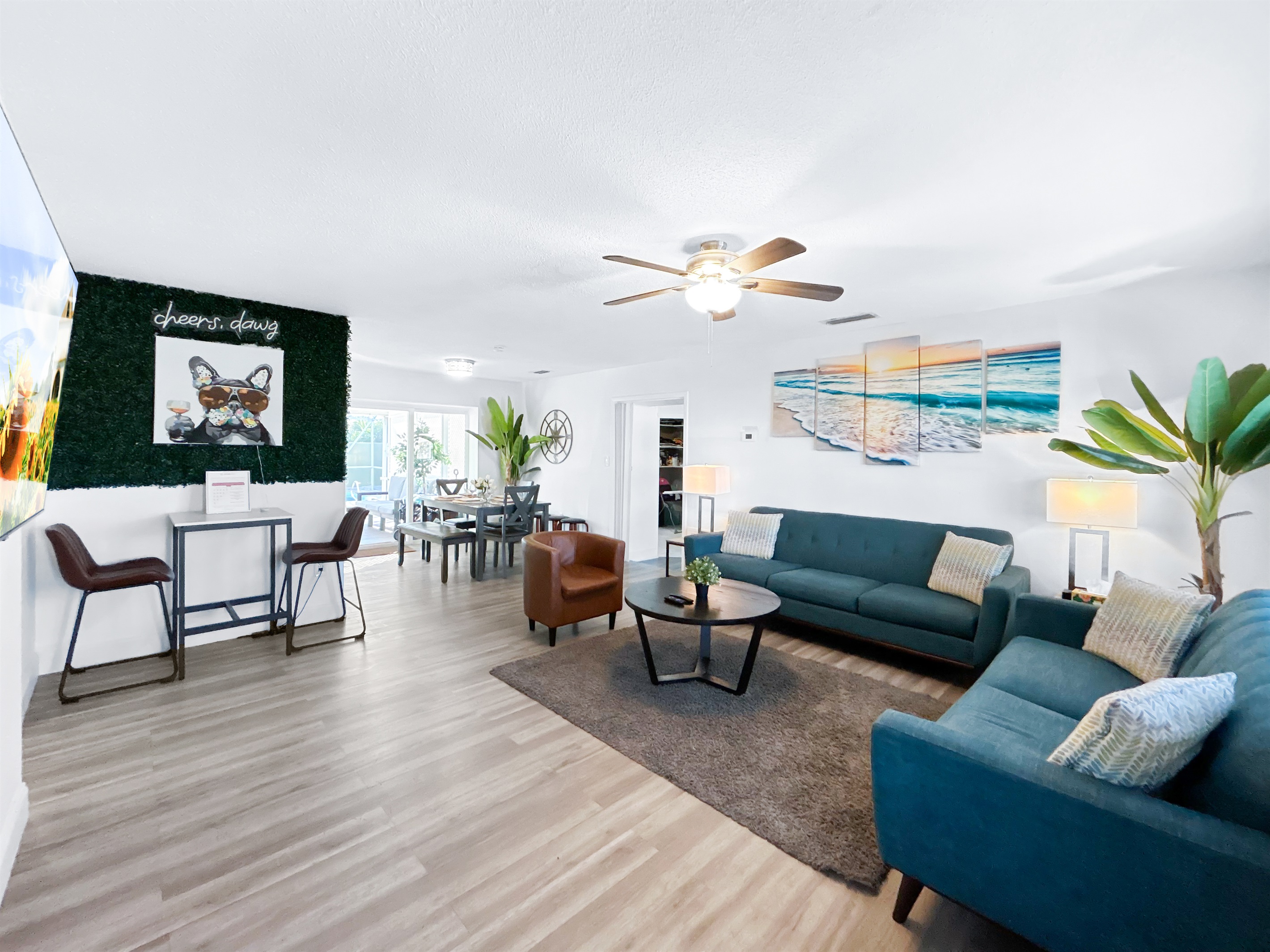 🏡 Open-concept living + dining (room for everyone)