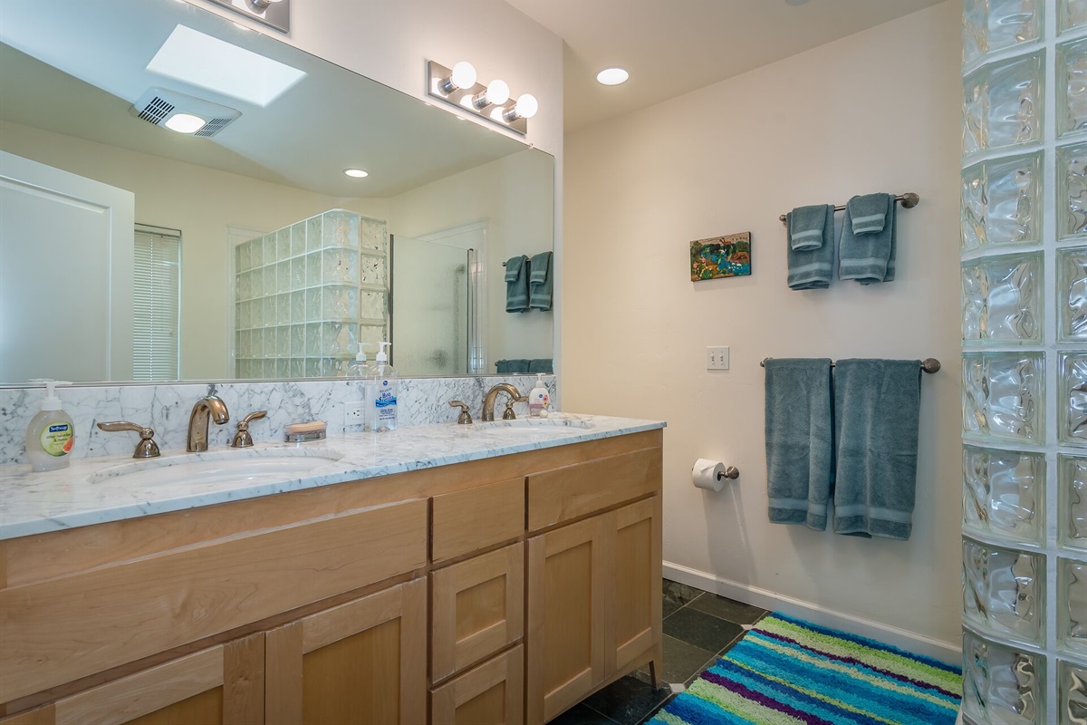 Primary en-suite bathroom
