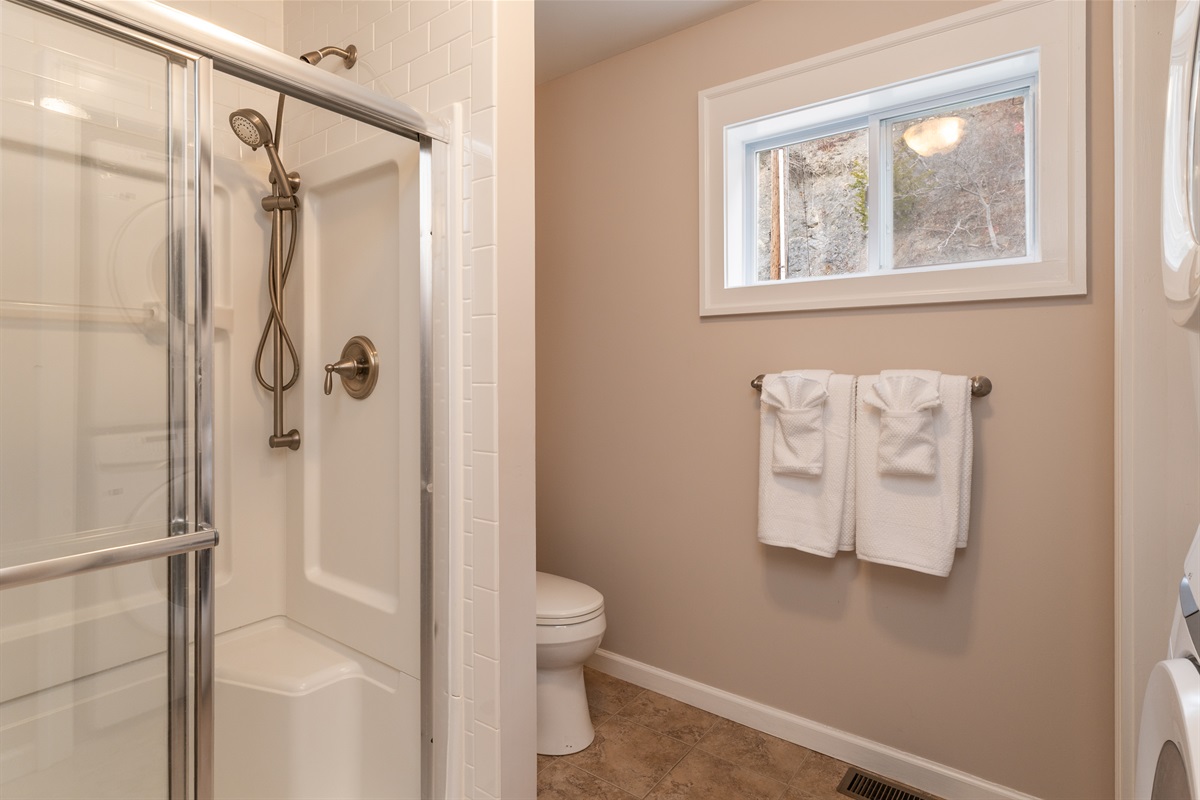 Main floor full bathroom