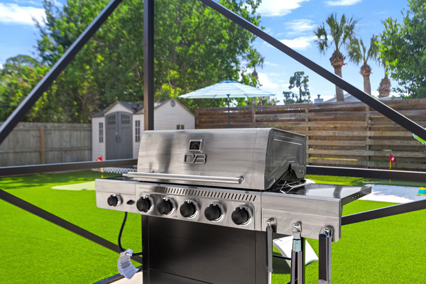 Perfect for backyard barbecues! Enjoy cooking on this heavy-duty 5-burner stainless steel propane grill. With high-quality grill tools provided, you have everything you need to whip up an incredible feast by the pool.