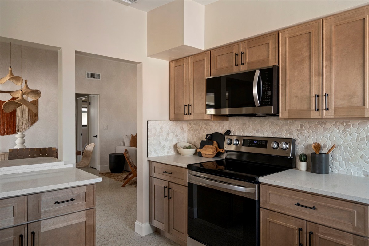 beautiful fully stocked kitchen
