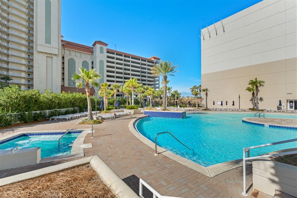 Upper deck pool & hot tub area