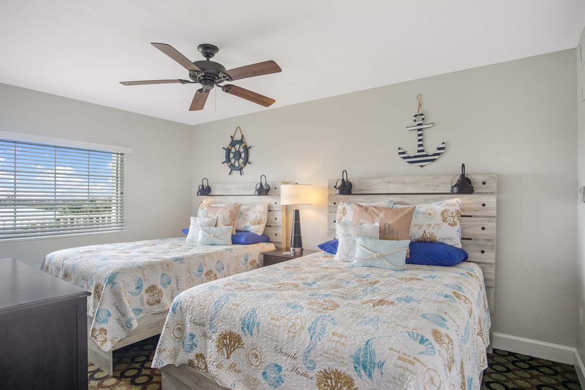 Back bedroom - 2 queen beds - attached bathroom - view of intracoastal