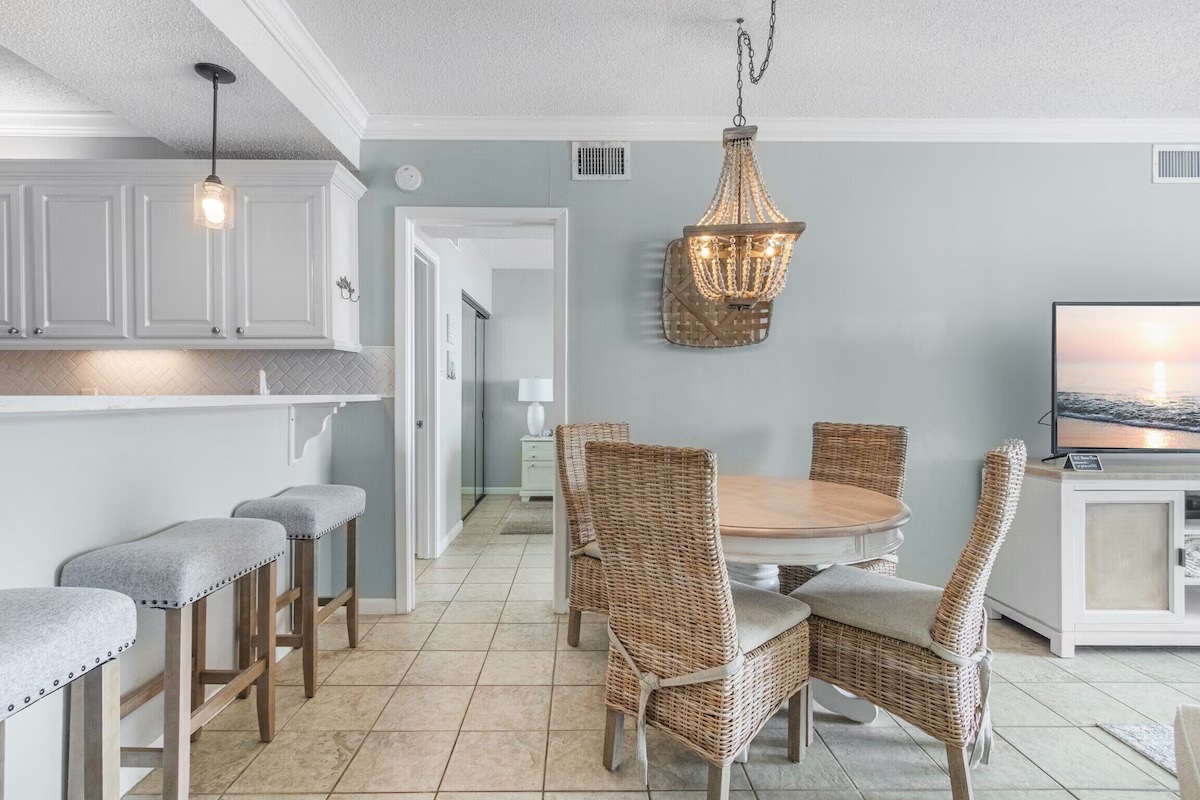 Check out that gorgeous chandelier! This space is SO inviting.