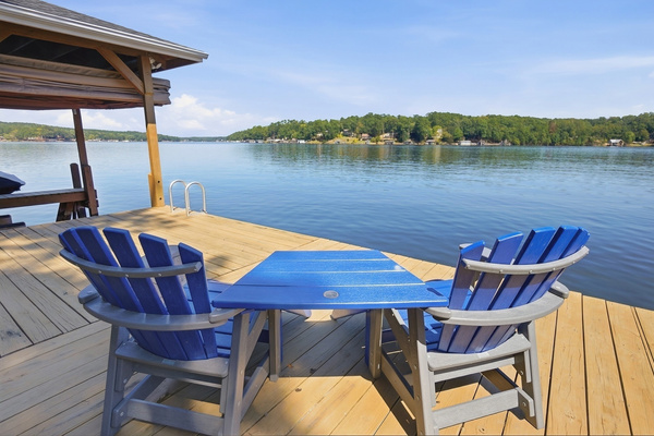 Morning coffee, afternoon drinks or a family game by the water—this might just become your favorite table.