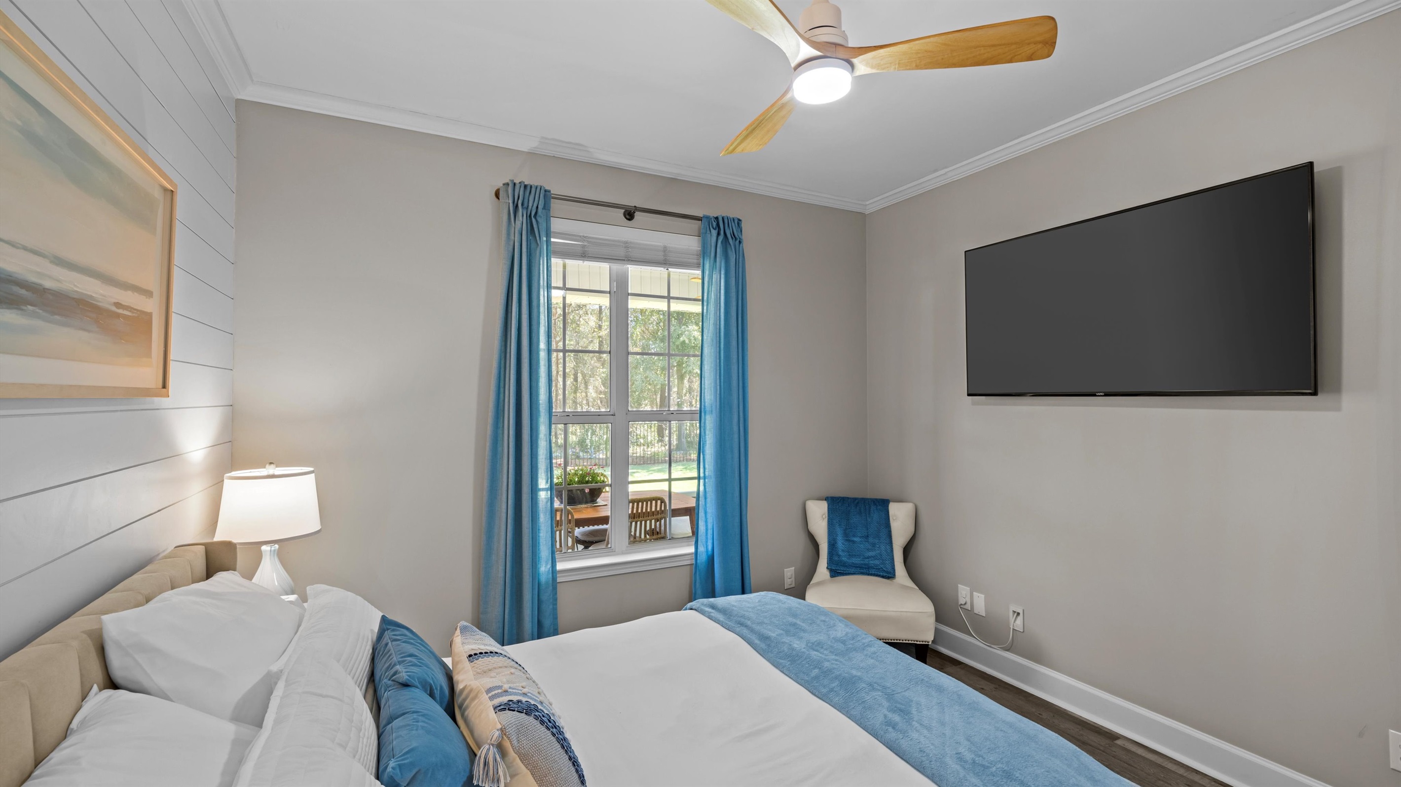 All bedroom equipped with smart tvs and great views.
