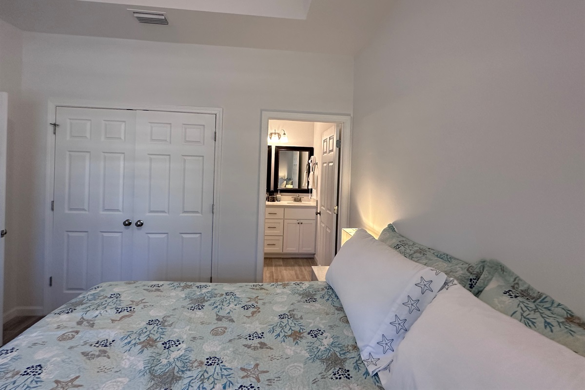 Main bedroom with en-suite bathroom