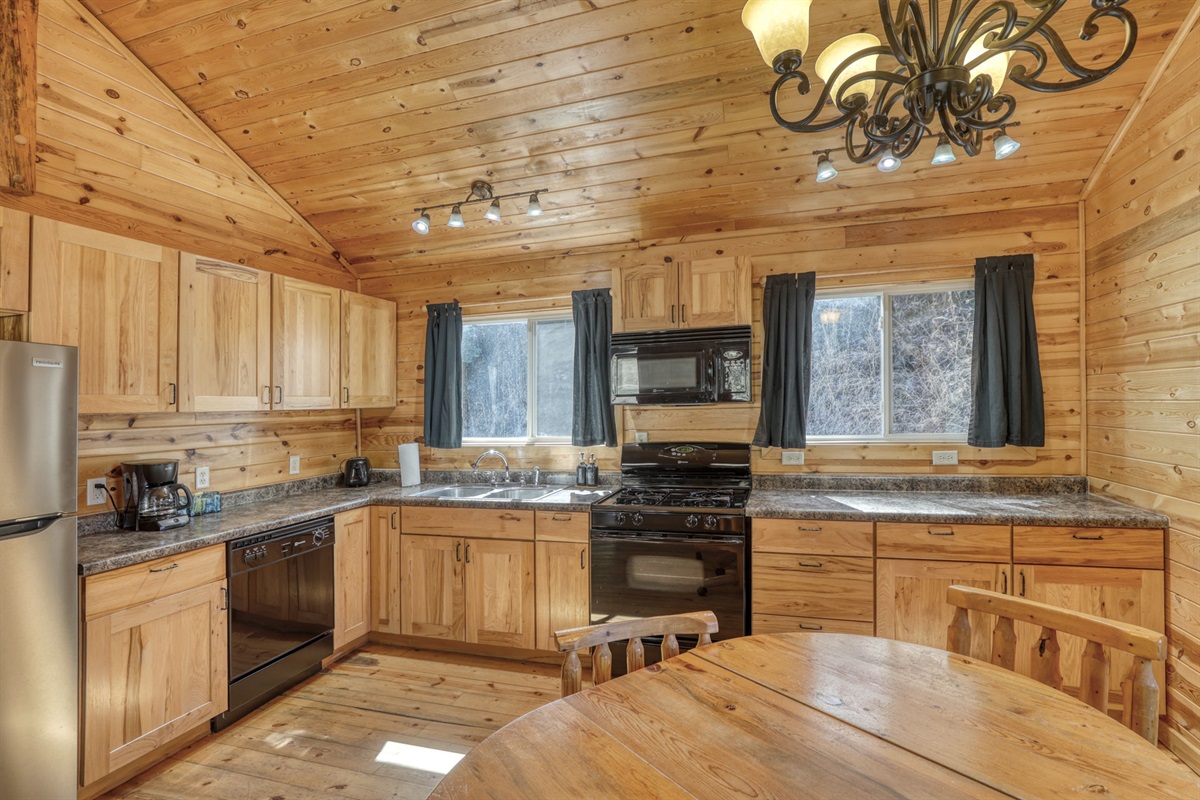 Well equipped kitchen wih oven, stove, microwave