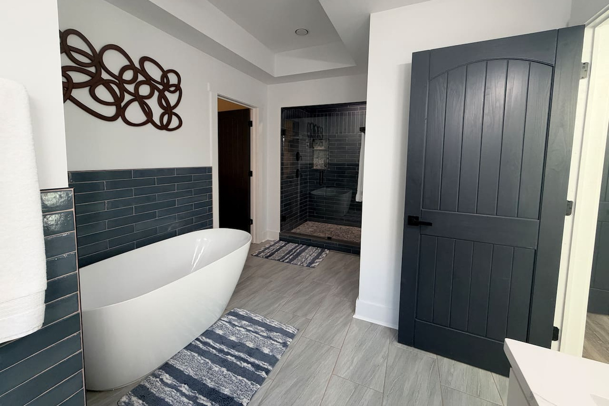 Shared bathroom between bedroom 1 and 2.