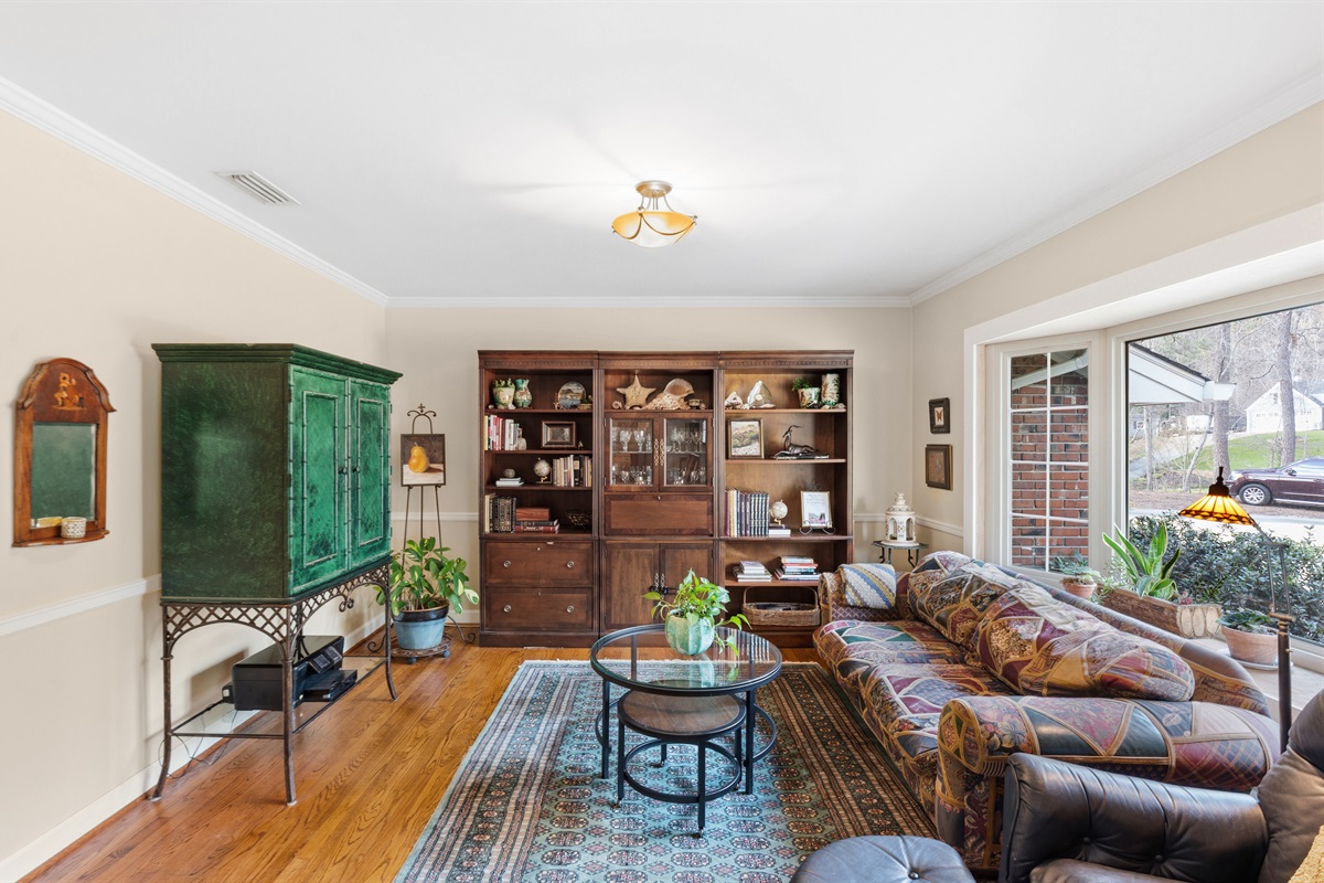 Library or sitting room that can also serve as a private workspace