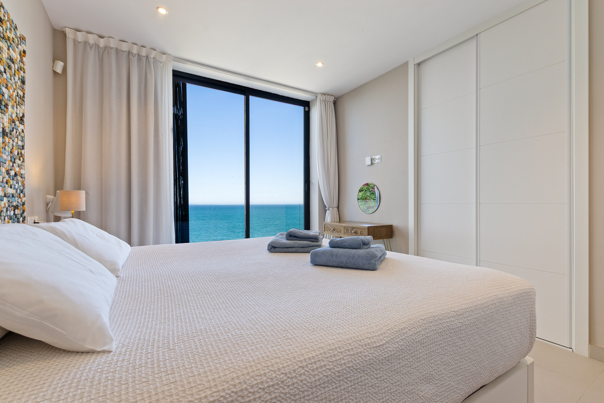 Second bedroom with sea view and built-in wardrobe