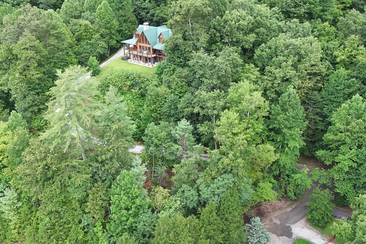 Luxurious seclusion. Enjoy the ultimate in privacy and comfort in this stunning mountain retreat.