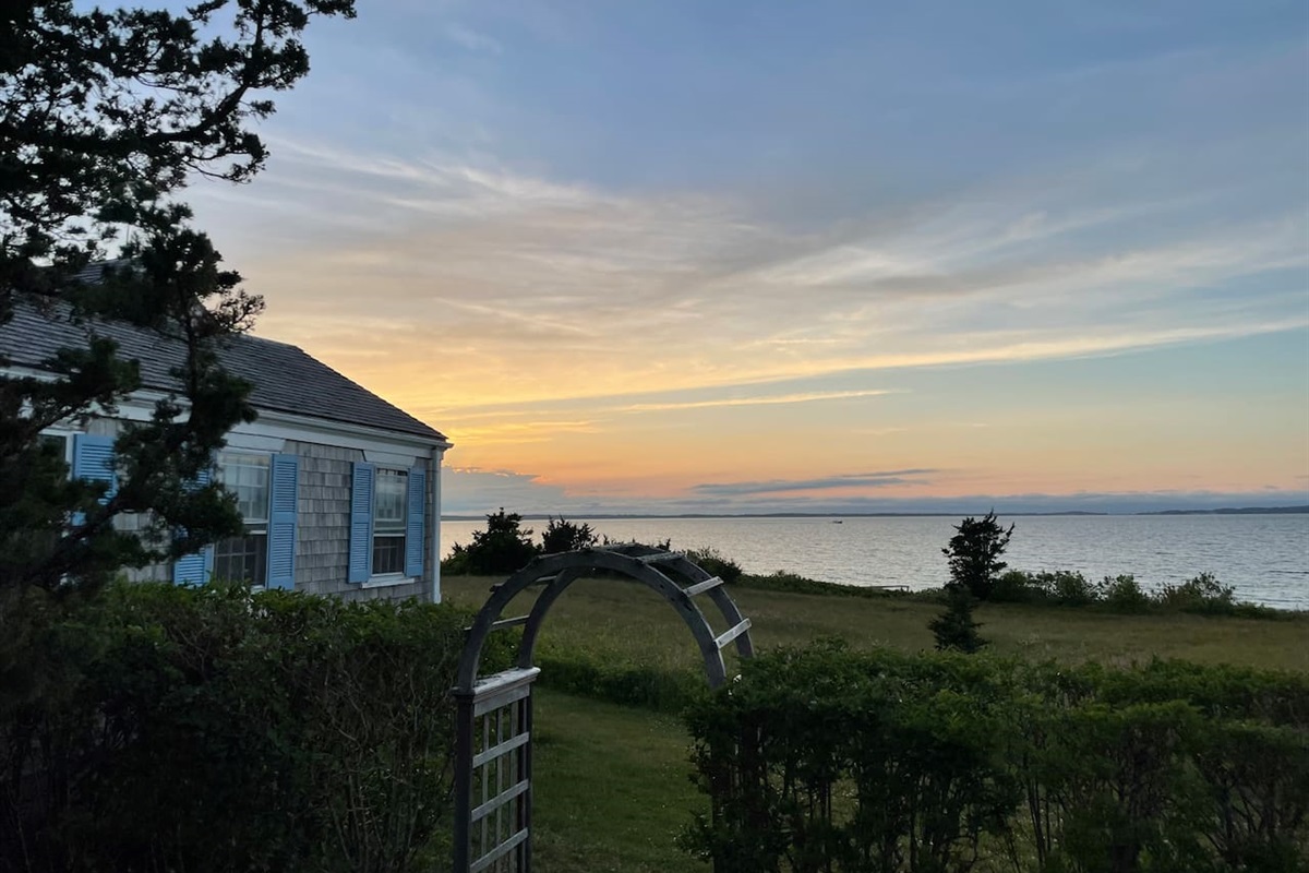 562 Chappaquonsett Road, Vineyard Haven