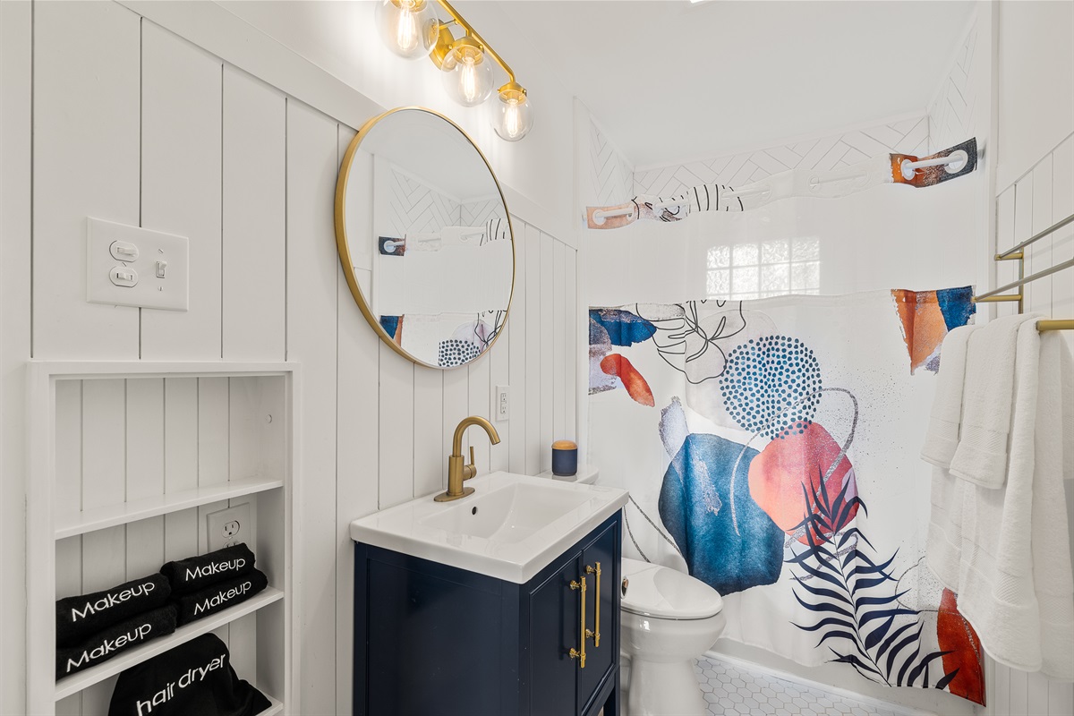 Main Bathroom w/ Tub and Shower