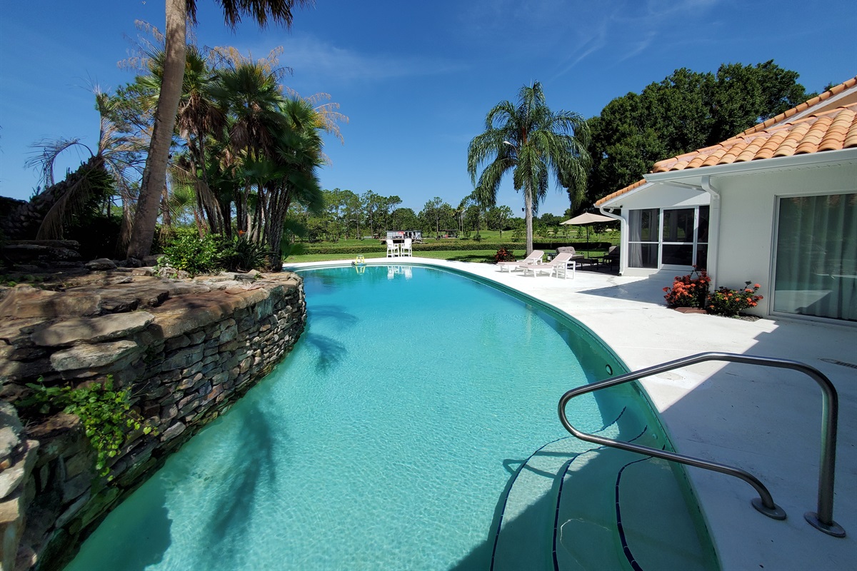 Extra-large pool and deck