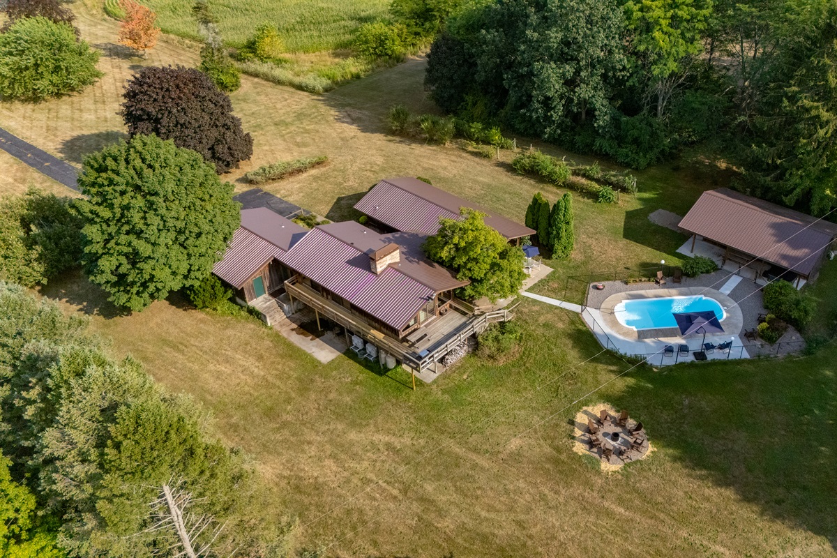 Private countryside retreat with pool, fire pit, and spacious grounds—perfect for relaxing getaways or family gatherings.