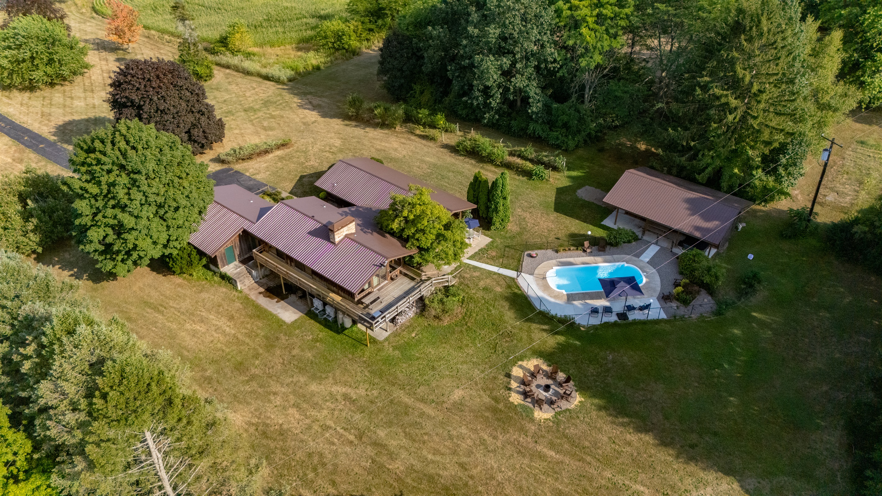 Private countryside retreat with pool, fire pit, and spacious grounds—perfect for relaxing getaways or family gatherings.