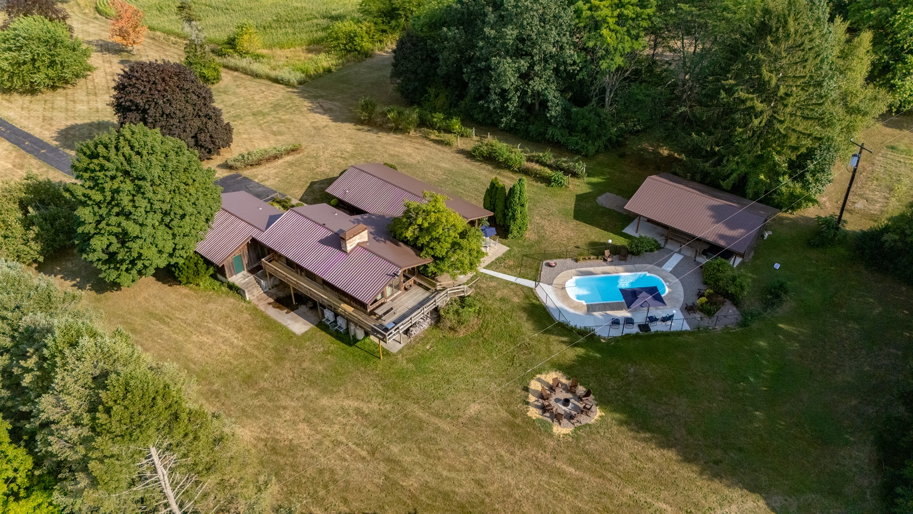 Private countryside retreat with pool, fire pit, and spacious grounds—perfect for relaxing getaways or family gatherings.