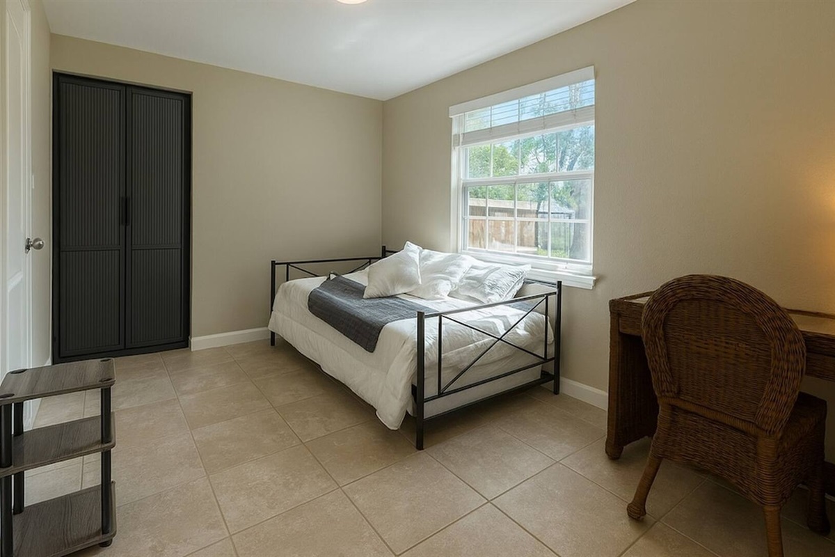 Bedroom 2 - Cozy bedroom with single bed, closet storage, and natural light