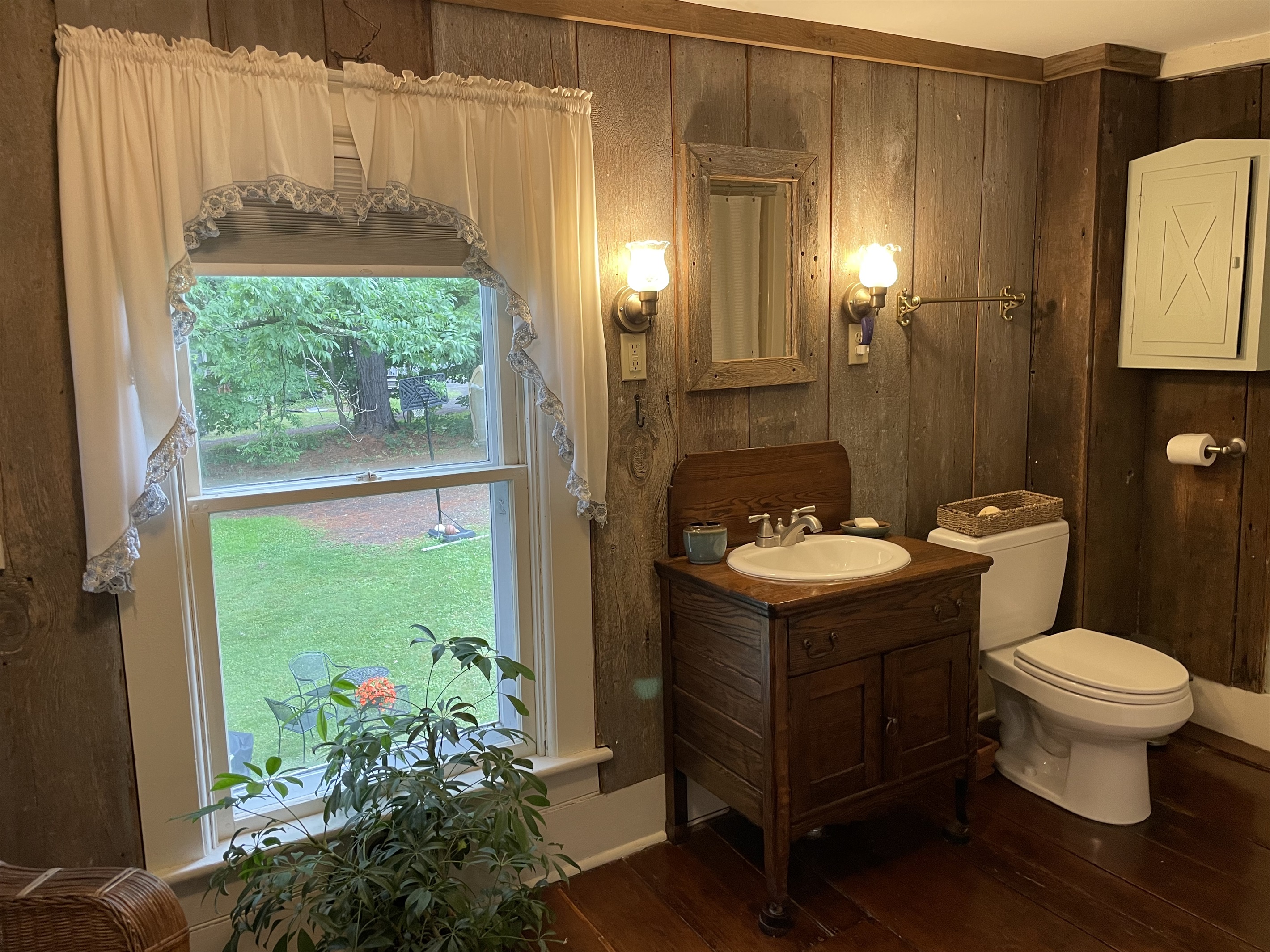 Ensuite bath with Queen bedroom