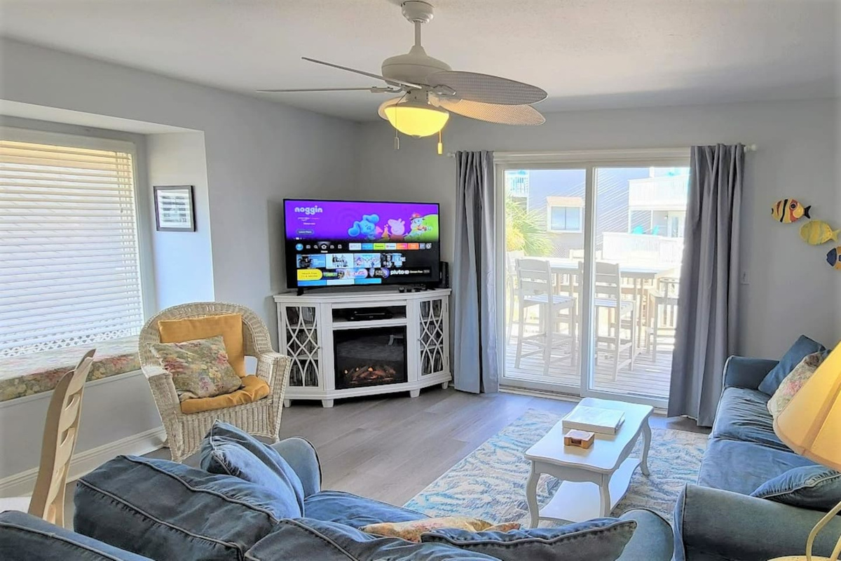 Settle into the bay window seat with a book or pull back the curtains and let the Gulf view do the entertaining.