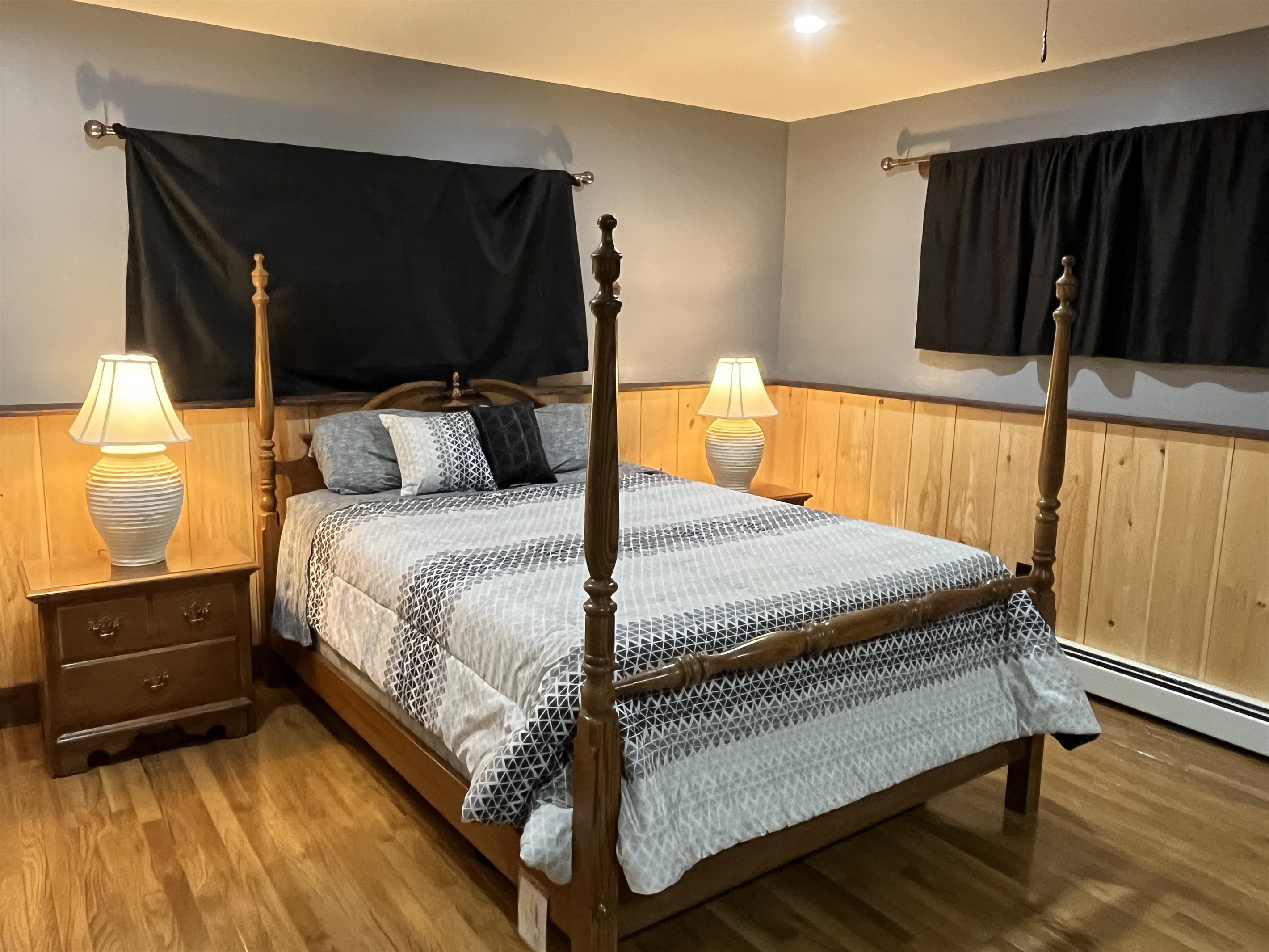 South bedroom with Queen