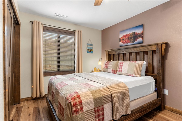 Queen bed in 2nd bedroom