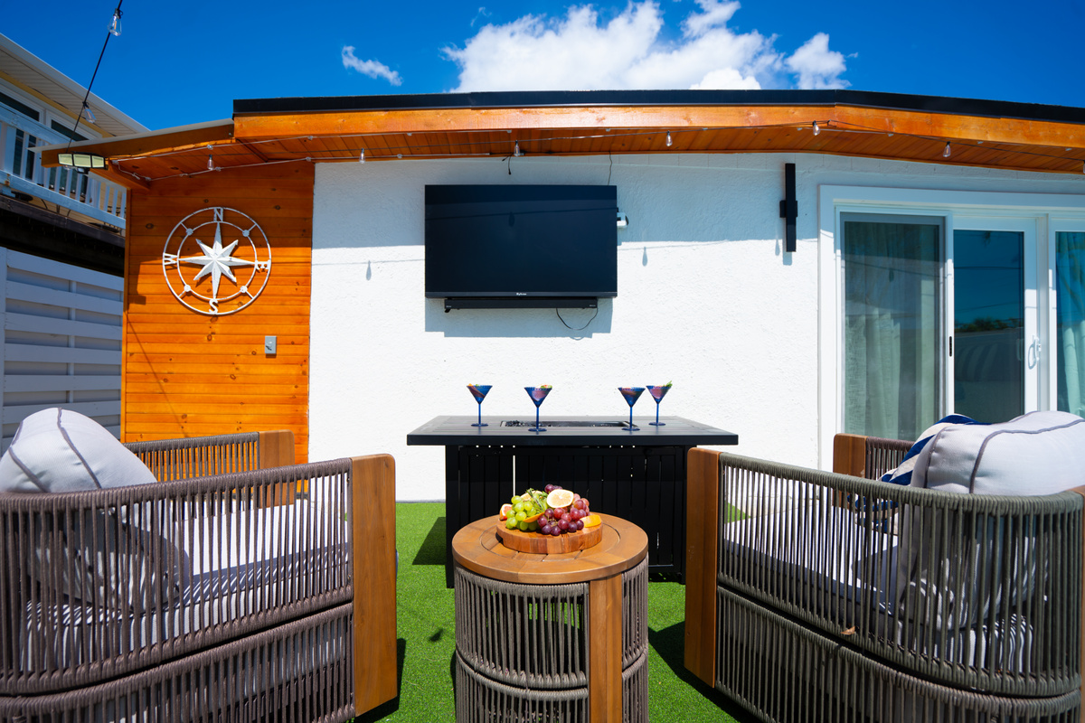 The Sailhouse outdoor lounge was built for the nights that turn into your favorite vacation memories.