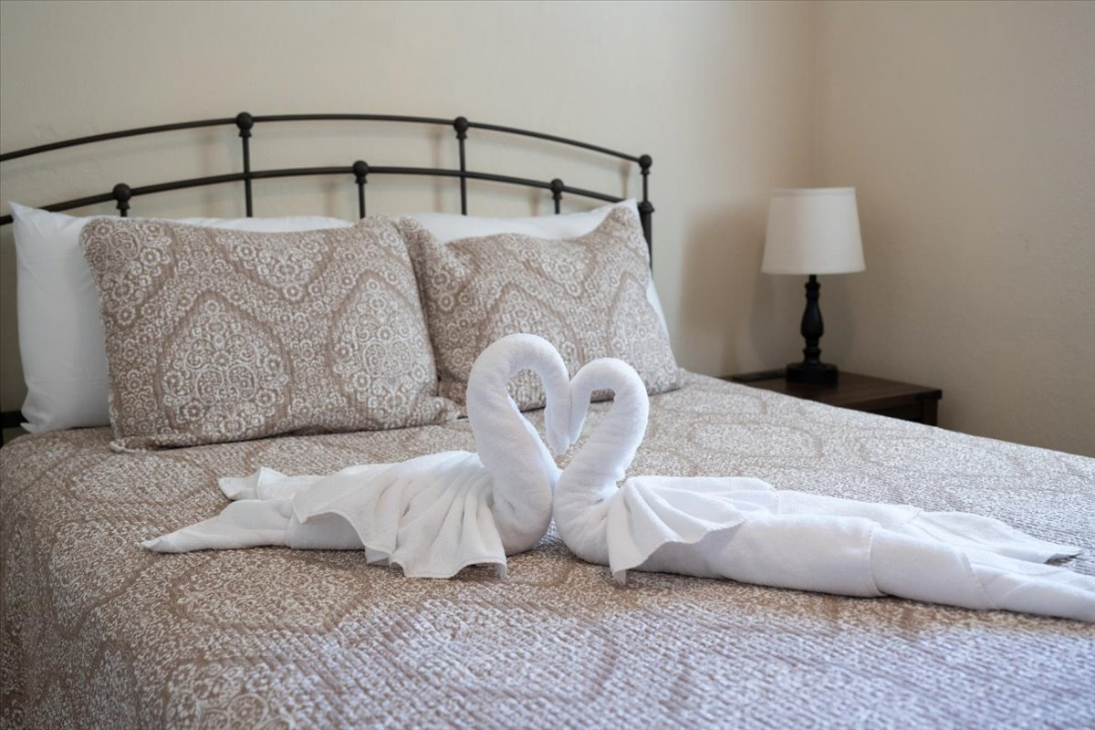2nd downstairs bedroom-Queen bed