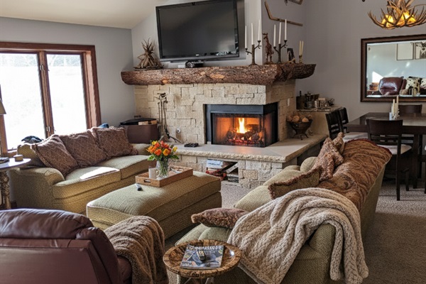 The large main living area is a cozy spot for your entire group to spend time after a day of skiing at the nearby Deer Valley or Park City Ski resorts.  There is a large tv with both cable and smart tv capabilities as well as a large rustic gas fireplace.