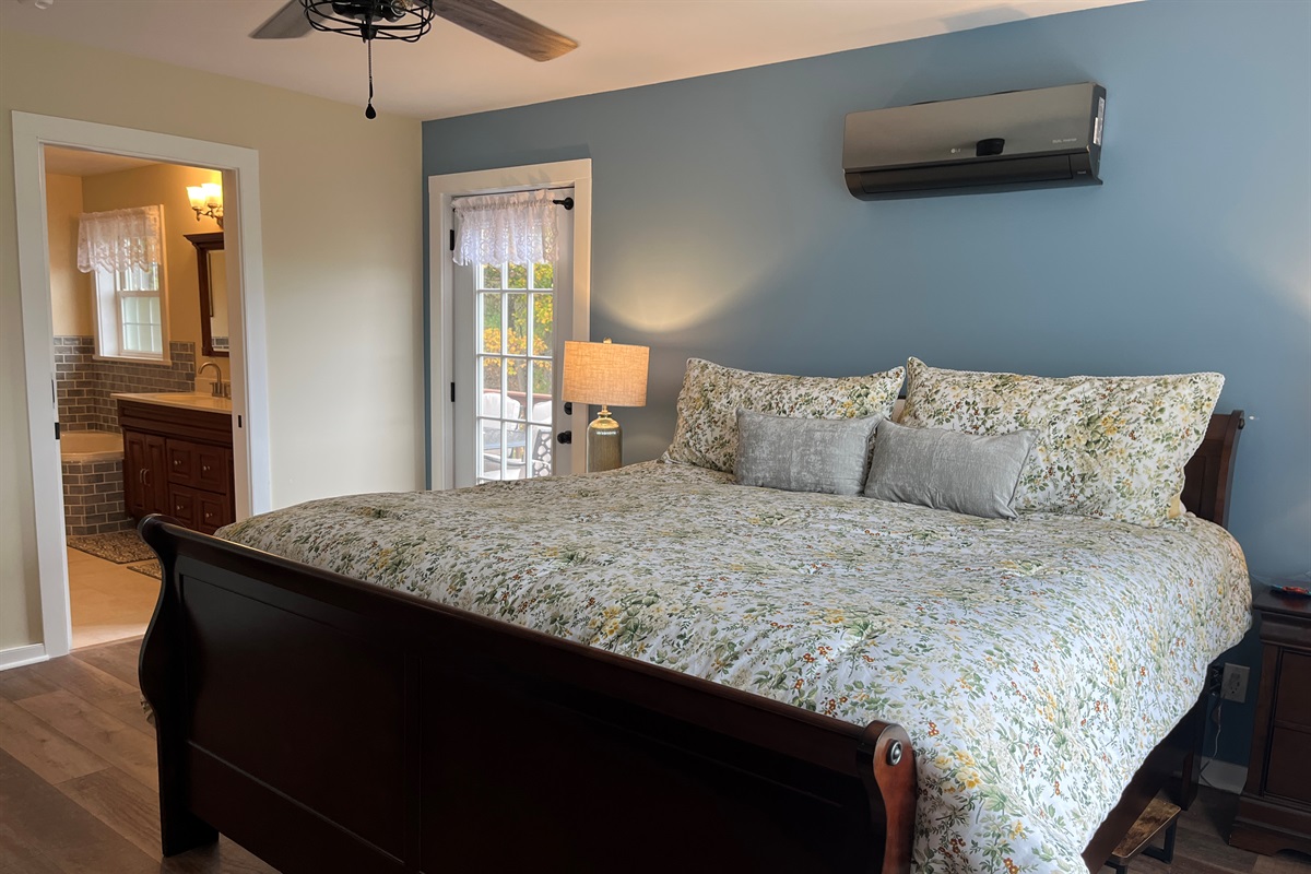 1st floor King with en-suite bath