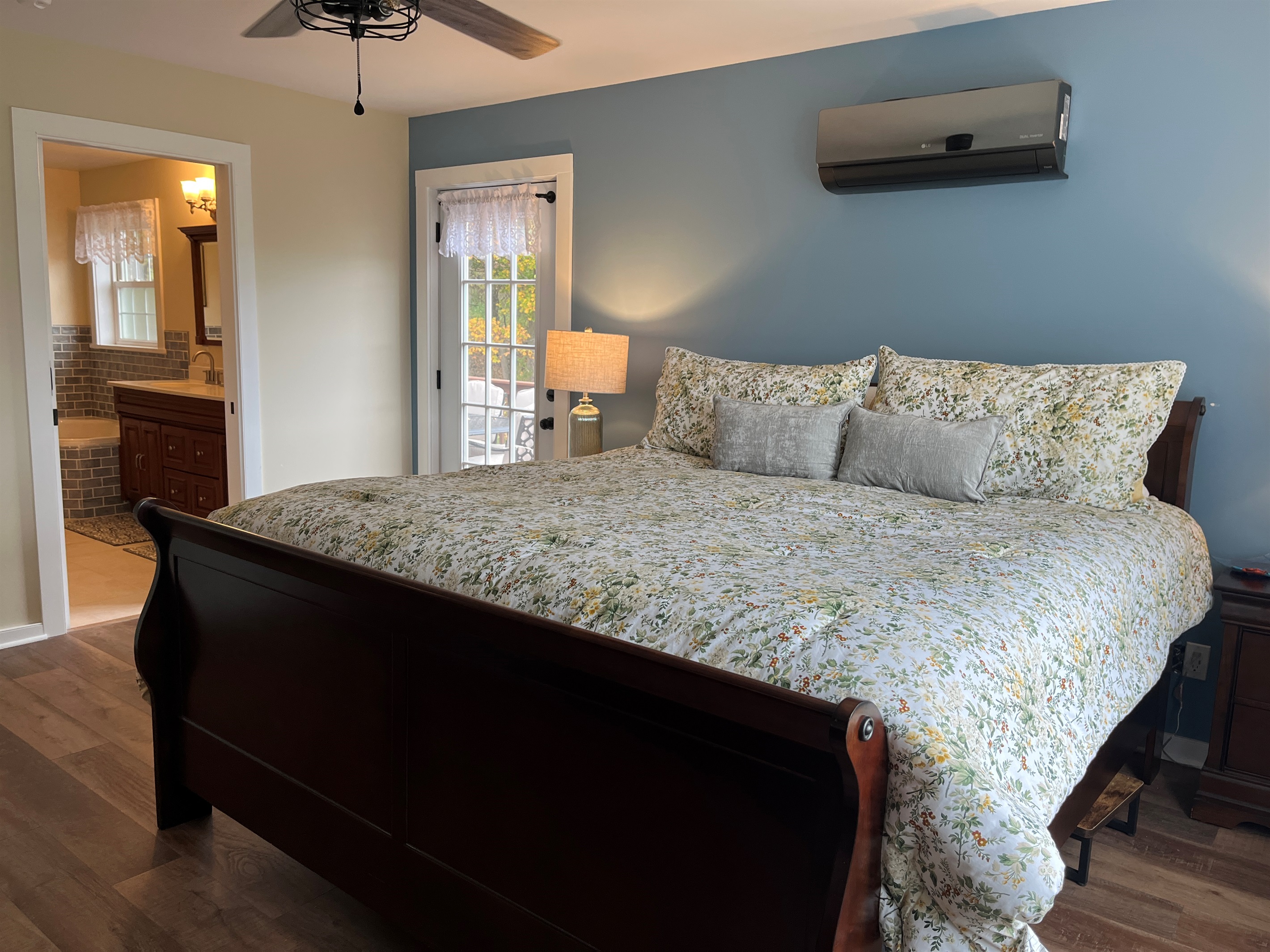 1st floor King with en-suite bath