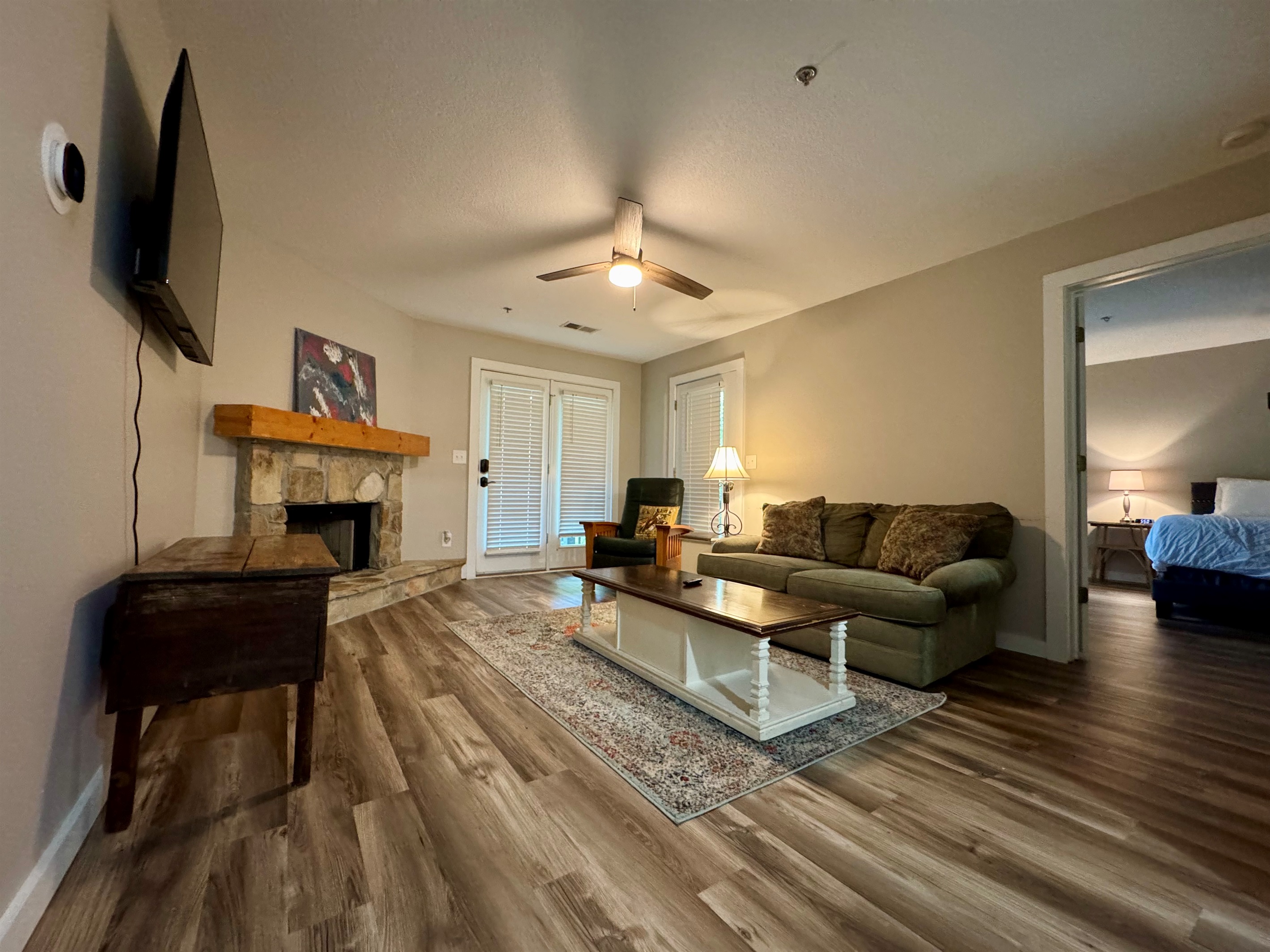 🛋️ Relax in the living room with a gas log fireplace, Roku TV, and open flow into the bedroom.