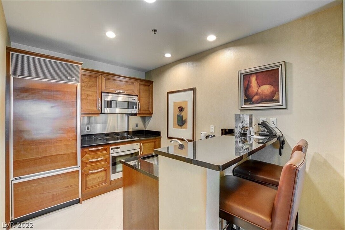 Full kitchen with cooktop, fridge, oven, and dining for 6 — perfect for longer stays👨‍🍳