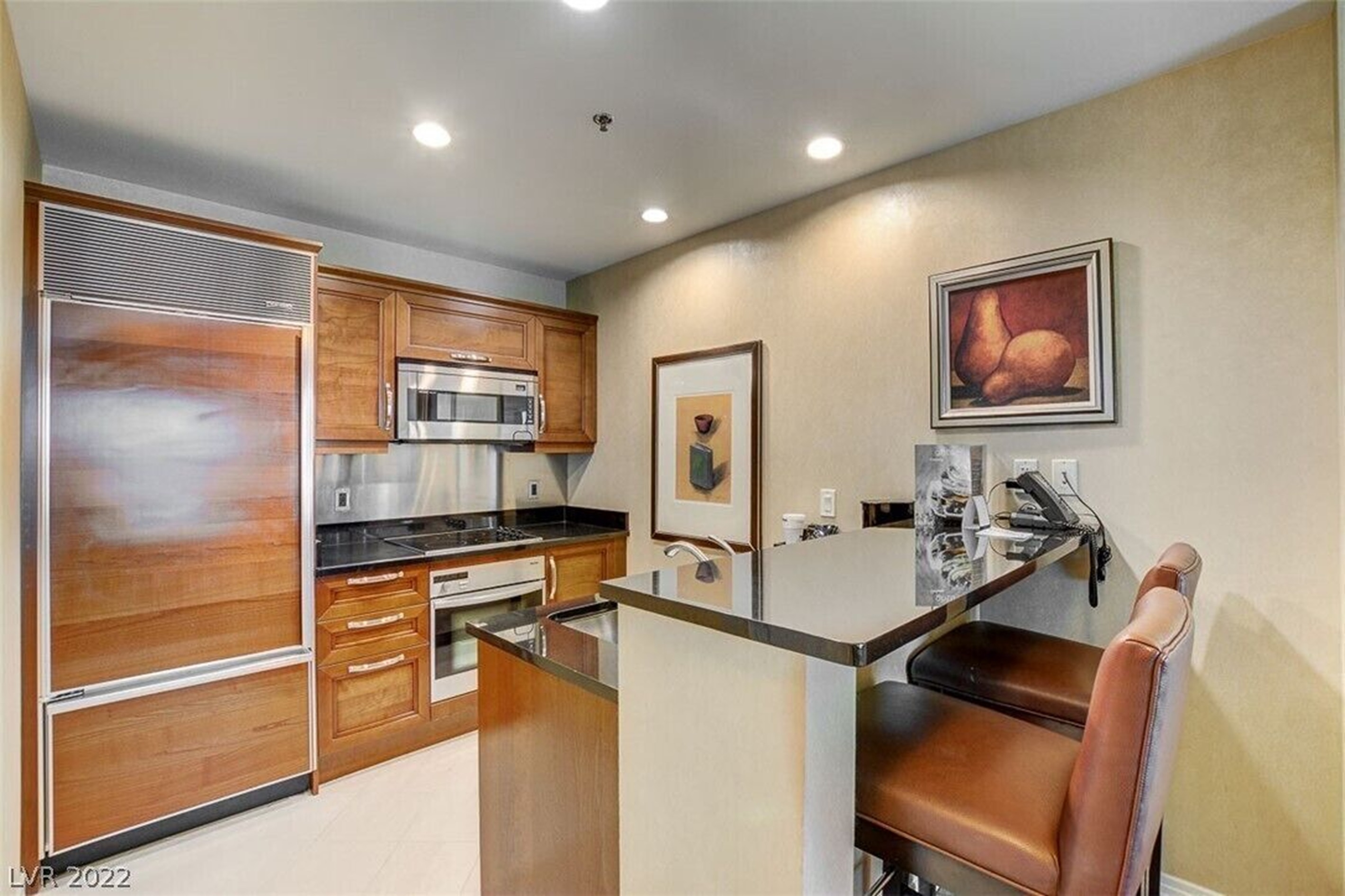 Full kitchen with cooktop, fridge, oven, and dining for 6 — perfect for longer stays👨‍🍳