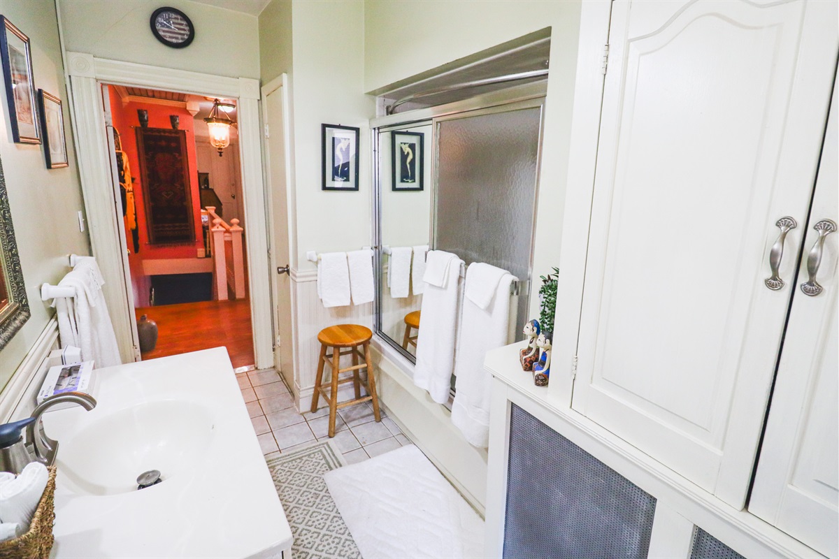 Full bathroom with all essentials