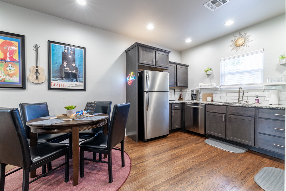 Kitchen & Dining