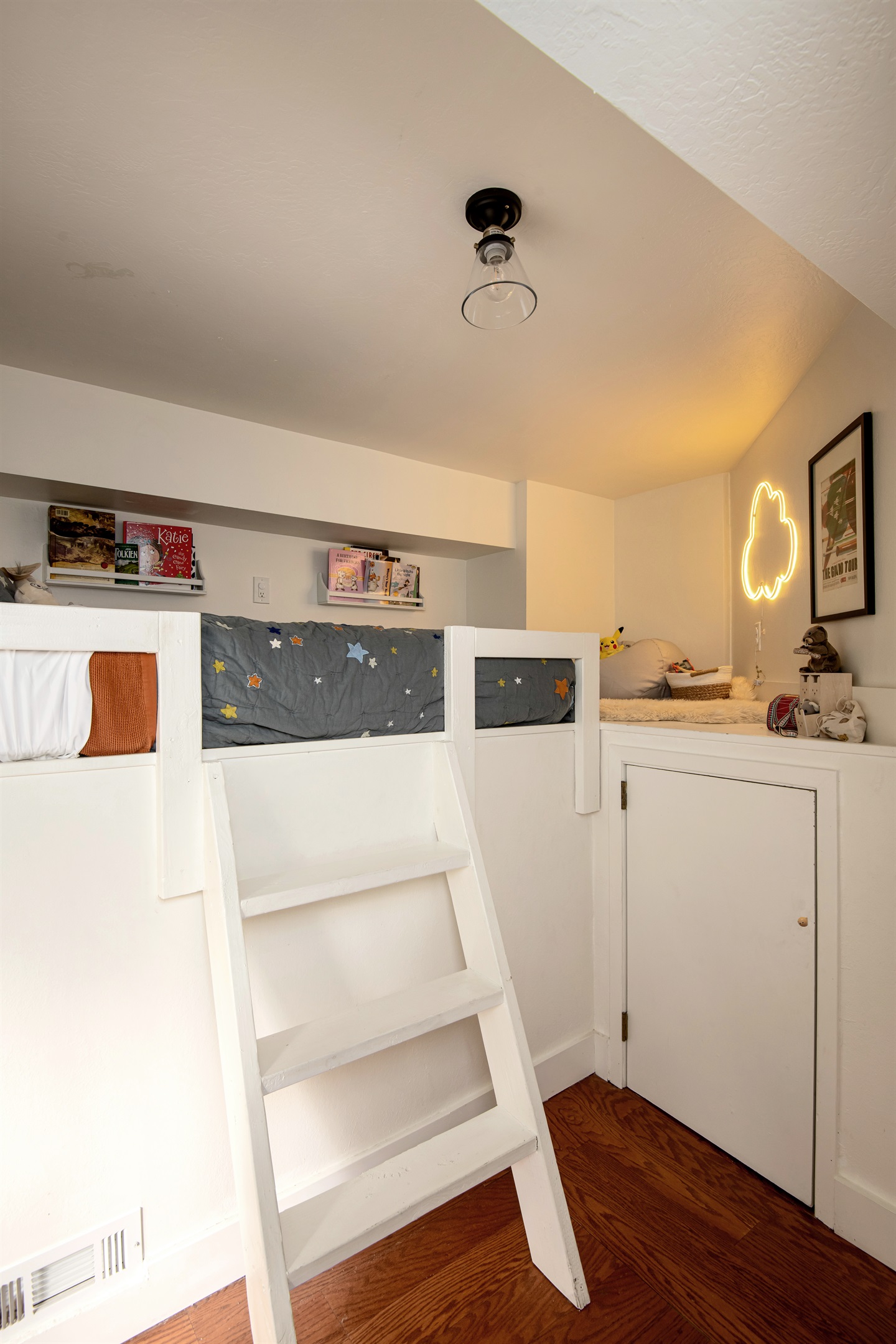 Charming built-in bunk nook—perfect for kids or extra guests, with a cozy and playful vibe.
