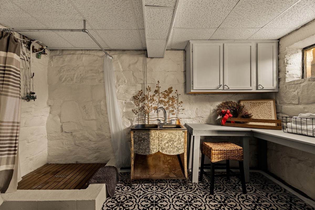 Rustic character meets natural beauty in the shower