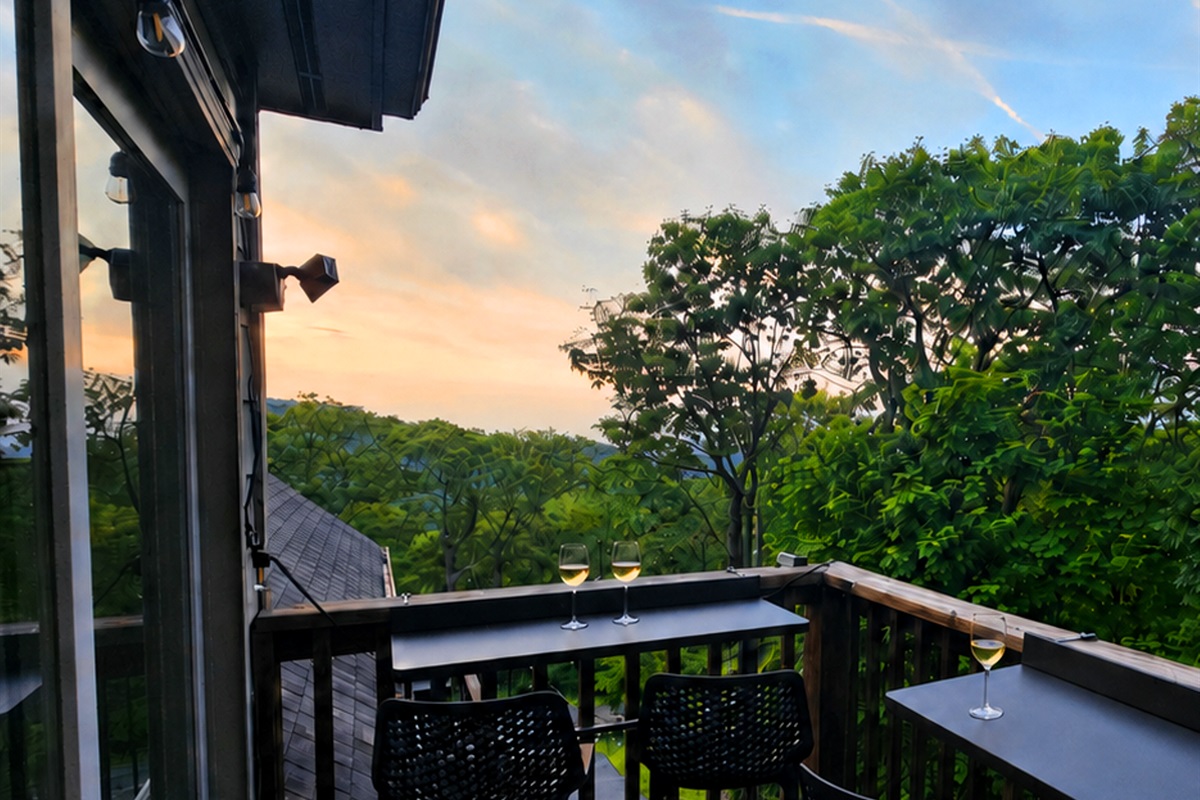 Cozy treetop perch with bar seating and sky-high serenity. Peek across to the opposite side of the resort as you sip, snack, or simply take in the breeze