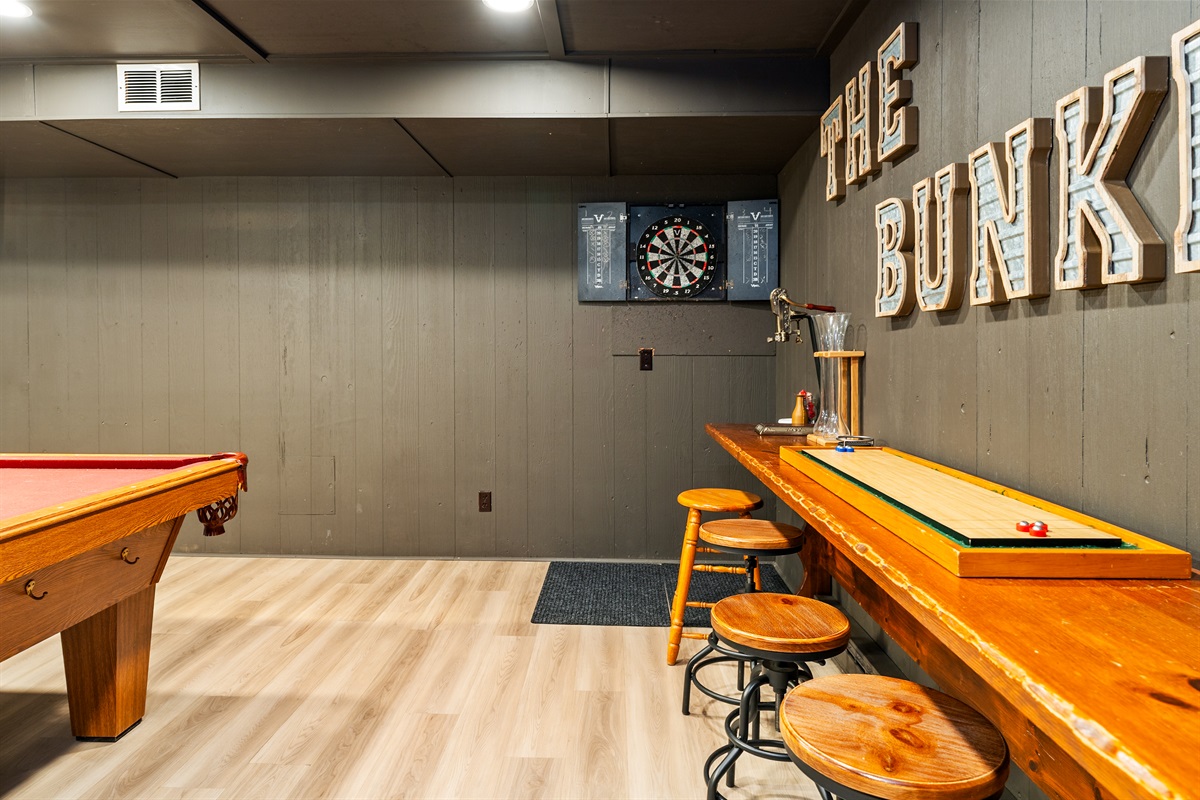 Challenge your friends to darts or shuffleboard while enjoying drinks at the rustic bar – perfect for endless fun and laughs.