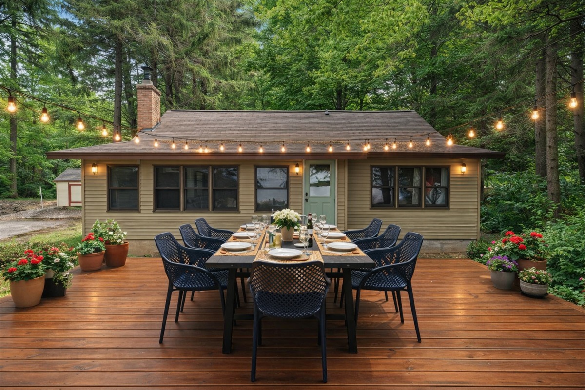 Private lakefront deck with seating for eight
Freshly stained wood boards
Edison string lighting
Front-row sunset views

Thoughtfully designed outdoor dining at The Nest — perfect for summer dinners, family gatherings, and golden-hour celebrations in NoMi