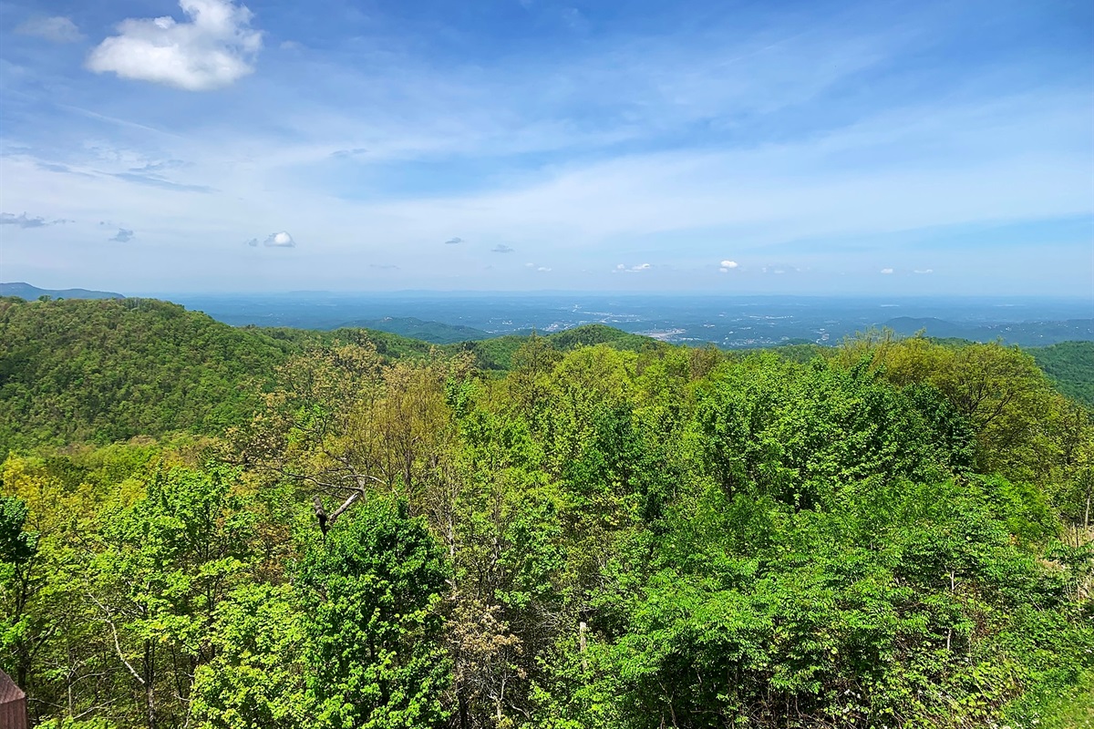 Mountain views stretch across the valley from multiple outdoor spaces.