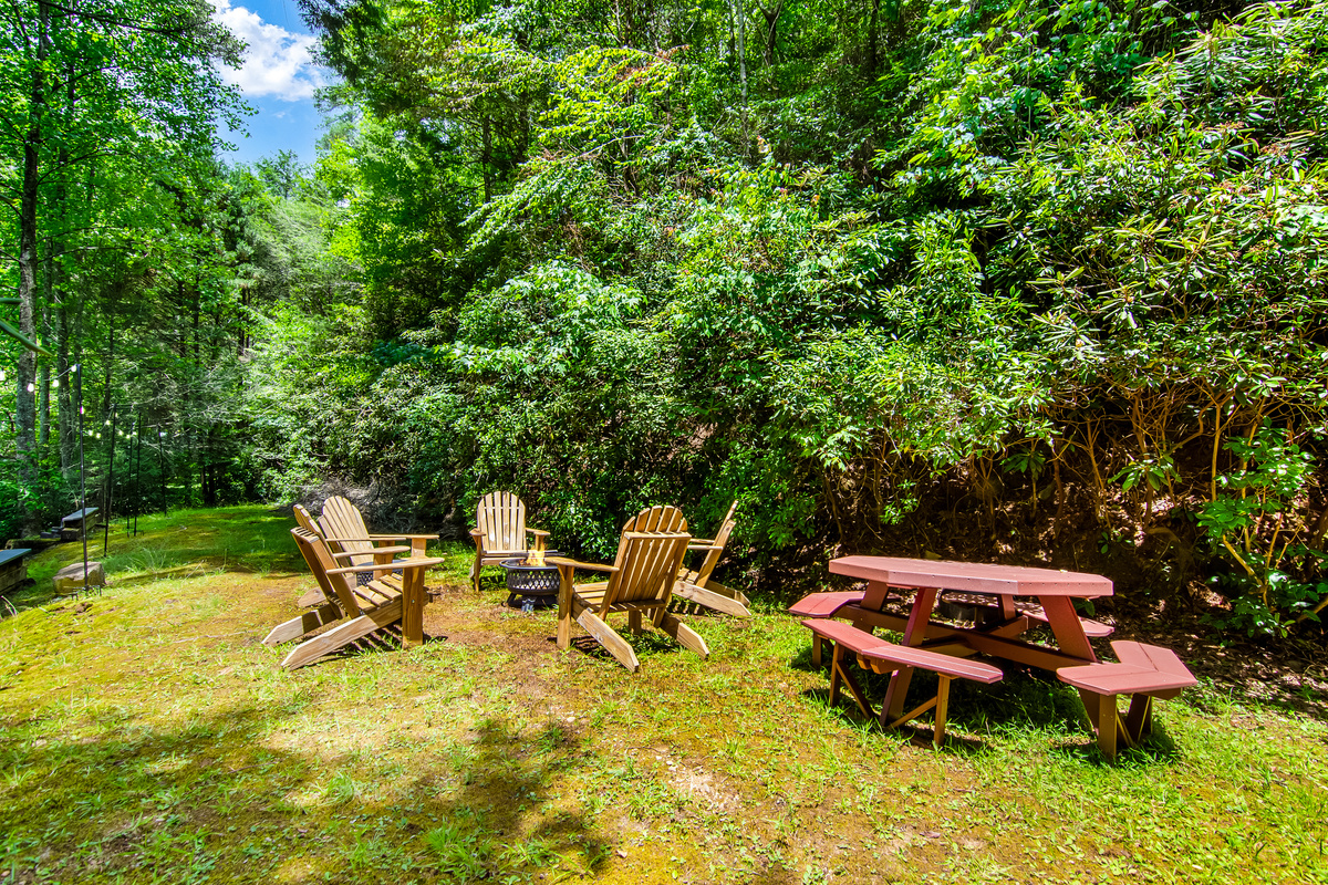Outdoor picnic and fire pit area 
