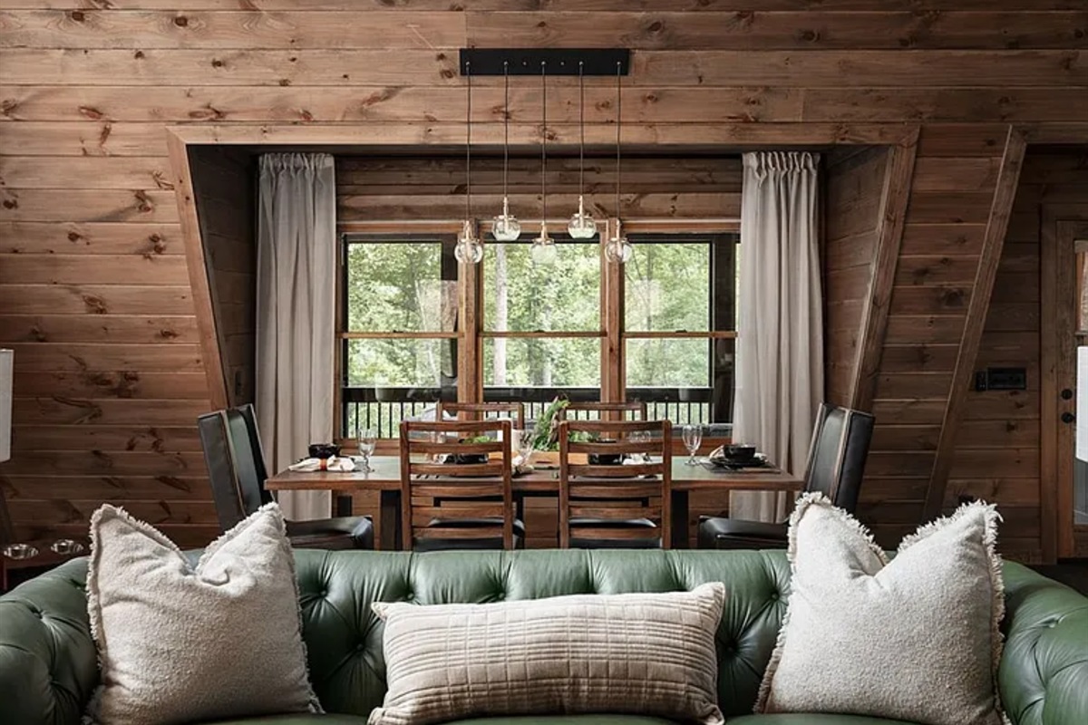 Trees swaying, sunlight spilling... it&rsquo;s a dream.