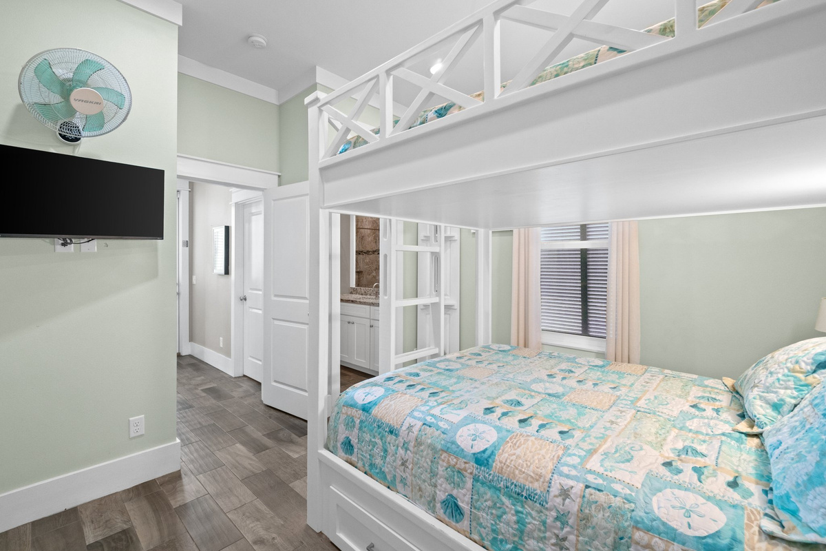 1st floor queen bunks